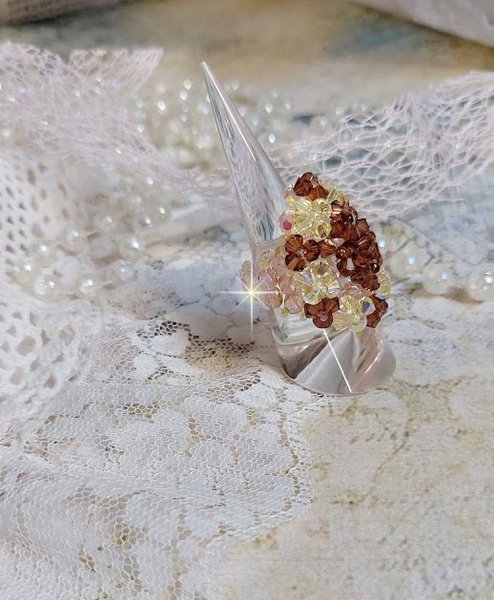 Bague Etoil&eacute;e mont&eacute;e avec des perles cristal de Swarovski, rocailles et facettes verre de boh&egrave;me