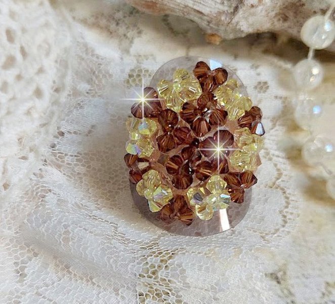 Bague Etoilée montée avec des perles cristal de Swarovski, rocailles et facettes verre de bohème