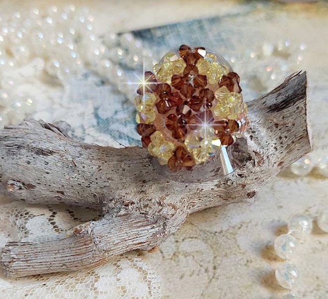 Bague Etoilée montée avec des perles cristal de Swarovski, rocailles et facettes verre de bohème