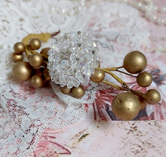  Bague Flocons mont&eacute;e avec des toupies en Cristal de Swarovski et des facettes en Verre de Boh&egrave;me o&ugrave; la couleur Blanche domine. Les perles s&rsquo;entrelacent avec les rocailles Argent&eacute;es comme des flocons 