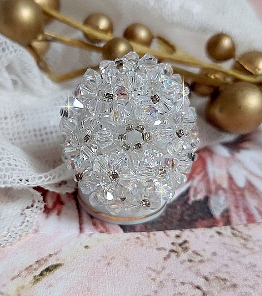 Bague Flocons mont&eacute;e avec des toupies en Cristal de Swarovski et des facettes en Verre de Boh&egrave;me o&ugrave; la couleur Blanche domine. Les perles s&rsquo;entrelacent avec les rocailles Argent&eacute;es comme des flocons 