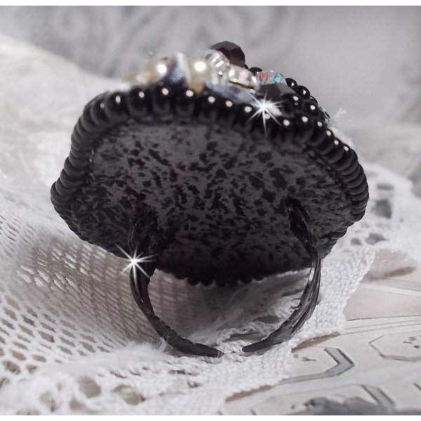 Bague F&eacute;erie Black, une tr&egrave;s grande bague avec des Cristaux et une tr&egrave;s belle soie.