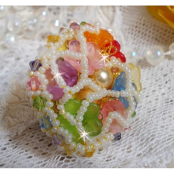 Bague Garden Flowers brod&eacute;e avec des cristaux de Swarovski, des fleurs Lucite et des rocailles