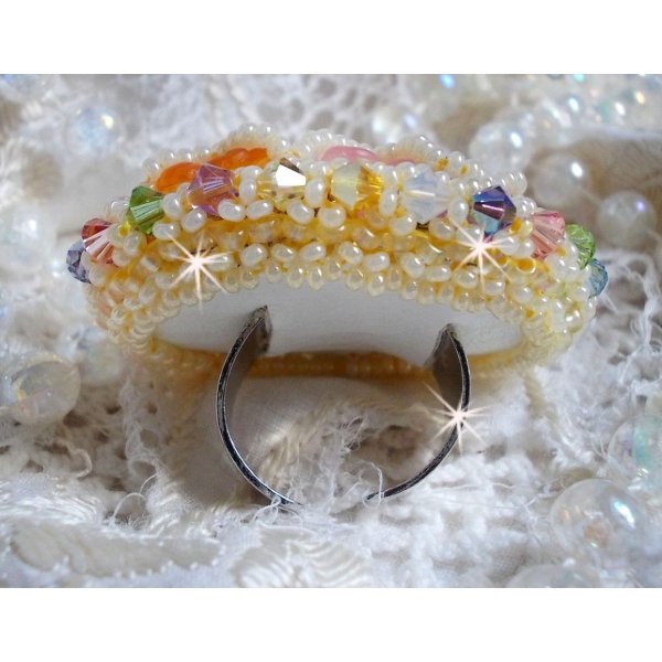Bague Garden Flowers brod&eacute;e avec des cristaux de Swarovski, des fleurs Lucite et des rocailles