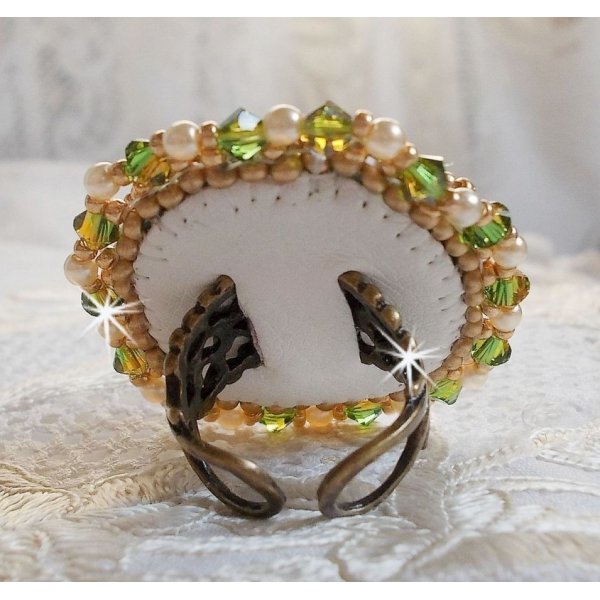 Bague Garden Party brod&eacute;e avec un cabochon en verre de boh&egrave;me des ann&eacute;es 1960 &agrave; laquelle s'ajoute des cristaux de Swarovski, perles nacr&eacute;es, chatons et rocailles Dor&eacute;es sur une bague Bronze