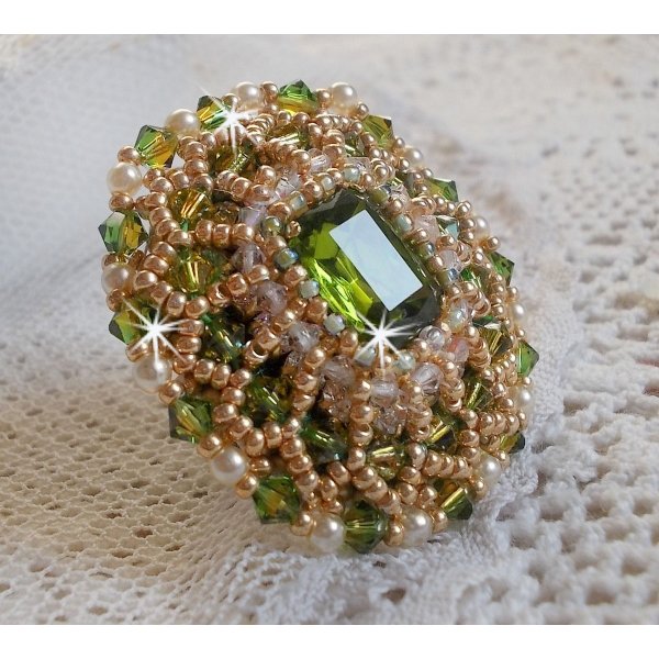 Bague Garden Party brod&eacute;e avec un cabochon en verre de boh&egrave;me des ann&eacute;es 1960 &agrave; laquelle s'ajoute des cristaux de Swarovski, perles nacr&eacute;es, chatons et rocailles Dor&eacute;es sur une bague Bronze