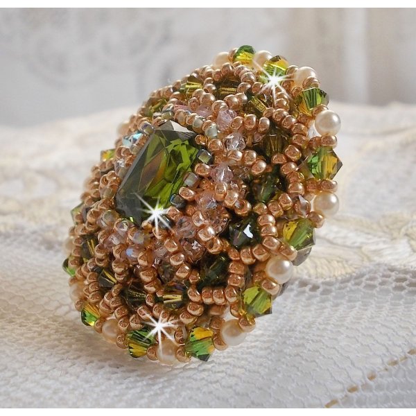 Bague Garden Party brod&eacute;e avec un cabochon en verre de boh&egrave;me des ann&eacute;es 1960 &agrave; laquelle s'ajoute des cristaux de Swarovski, perles nacr&eacute;es, chatons et rocailles Dor&eacute;es sur une bague Bronze