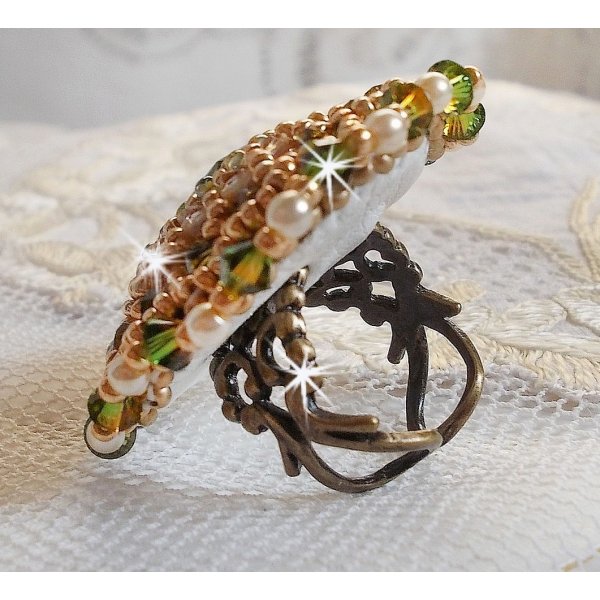 Bague Garden Party brod&eacute;e avec un cabochon en verre de boh&egrave;me des ann&eacute;es 1960 &agrave; laquelle s'ajoute des cristaux de Swarovski, perles nacr&eacute;es, chatons et rocailles Dor&eacute;es sur une bague Bronze