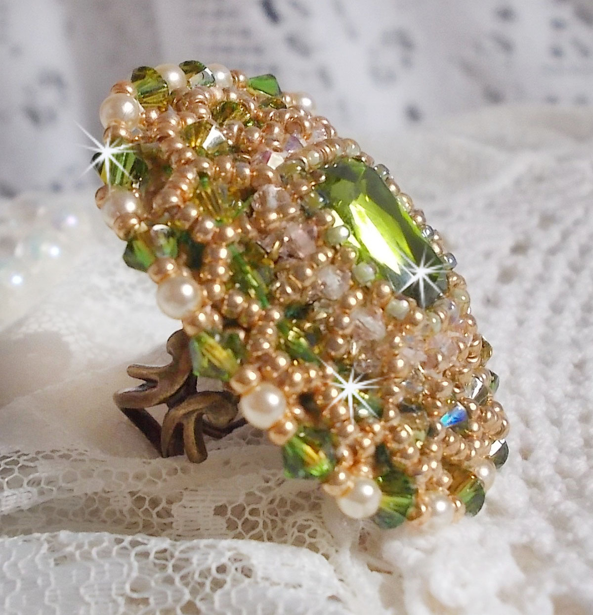 Bague Garden Party brodée avec un cabochon en cristal de bohème des années 1960, des cristaux de Swarovski, des perles nacrées et des rocailles 