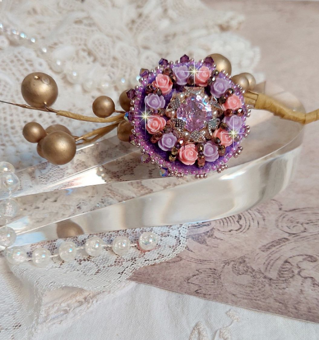Bague Glace Purple brodée avec un cabochon carré Violet ornée de cabochons roses en résine : Parme et Rose avec des toupies Améthyste, facettes en Verre et rocailles. Montés sur une bague Dorée