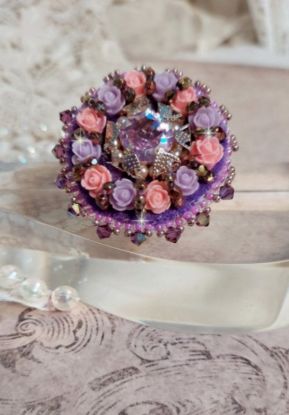 Bague Glace Purple brod&eacute;e avec un cabochon carr&eacute; Violet orn&eacute;e de cabochons roses en r&eacute;sine : Parme et Rose avec des toupies Am&eacute;thyste, facettes en Verre et rocailles. Mont&eacute;s sur une bague Dor&eacute;e