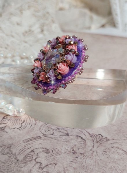 Bague Glace Purple brod&eacute;e avec un cabochon carr&eacute; Violet orn&eacute;e de cabochons roses en r&eacute;sine : Parme et Rose avec des toupies Am&eacute;thyste, facettes en Verre et rocailles. Mont&eacute;s sur une bague Dor&eacute;e