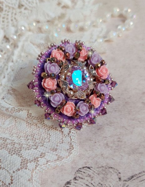 Bague Glace Purple brod&eacute;e avec un cabochon carr&eacute; Violet orn&eacute;e de cabochons roses en r&eacute;sine : Parme et Rose avec des toupies Am&eacute;thyste, facettes en Verre et rocailles. Mont&eacute;s sur une bague Dor&eacute;e