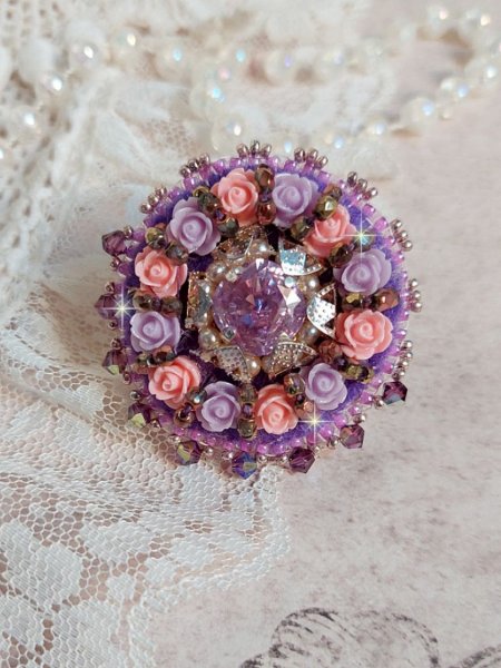 Bague Glace Purple brod&eacute;e avec un cabochon carr&eacute; Violet orn&eacute;e de cabochons roses en r&eacute;sine : Parme et Rose avec des toupies Am&eacute;thyste, facettes en Verre et rocailles. Mont&eacute;s sur une bague Dor&eacute;e