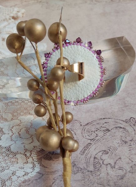 Bague Glace Purple brod&eacute;e avec un cabochon carr&eacute; Violet orn&eacute;e de cabochons roses en r&eacute;sine : Parme et Rose avec des toupies Am&eacute;thyste, facettes en Verre et rocailles. Mont&eacute;s sur une bague Dor&eacute;e