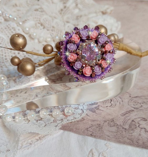 Bague Glace Purple brod&eacute;e avec un cabochon carr&eacute; Violet orn&eacute;e de cabochons roses en r&eacute;sine : Parme et Rose avec des toupies Am&eacute;thyste, facettes en Verre et rocailles. Mont&eacute;s sur une bague Dor&eacute;e