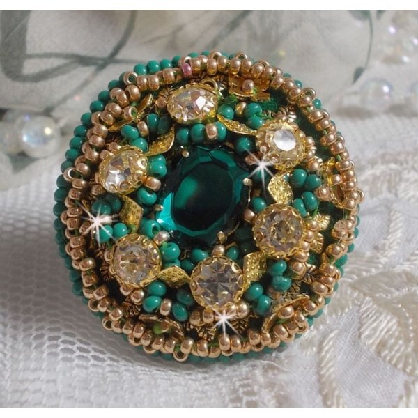 Bague Green Iris brod&eacute;e avec un cabochon Emeraude orn&eacute;e de chatons fleurs cristal sertis, rocailles Vert Opaque et Gold. Mont&eacute;s sur feutrine Verte et sur une bague plateau Dor&eacute;e, un style Contemporain