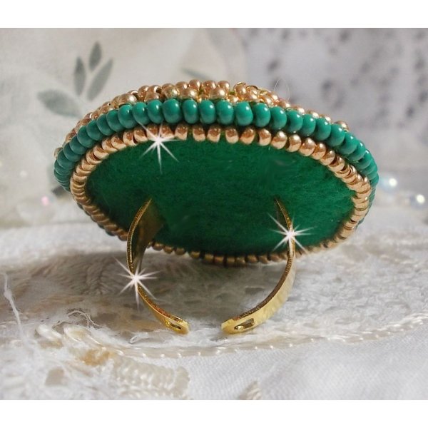 Bague Green Iris brod&eacute;e avec un cabochon Emeraude orn&eacute;e de chatons fleurs cristal sertis, rocailles Vert Opaque et Gold. Mont&eacute;s sur feutrine Verte et sur une bague plateau Dor&eacute;e, un style Contemporain