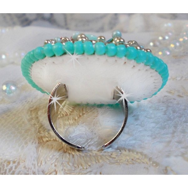 Bague Blue Flowers brod&eacute;e avec un cabochon en forme de rose en r&eacute;sine, cha&icirc;ne strass Cristal, toupies Jet de haute qualit&eacute; AB2X et farfalles ovales. Les couleurs sont : l&rsquo;Argent&eacute; et le Vert Menthe