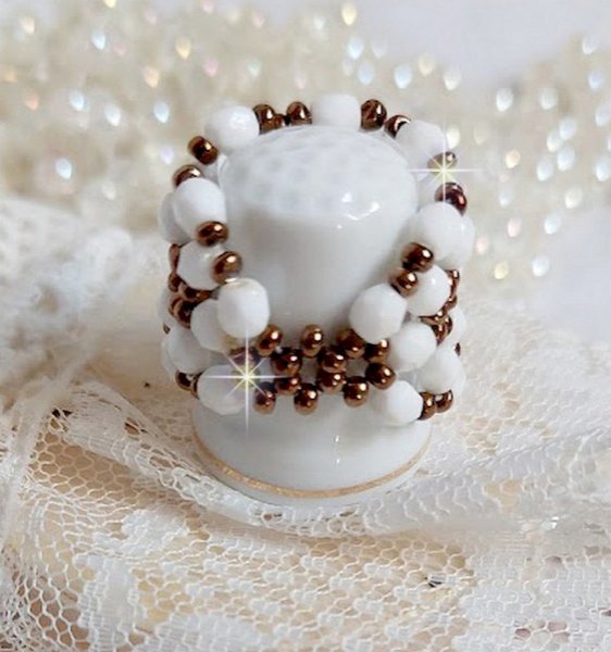 Bague Horizon mont&eacute;e avec des facettes en verre de boh&egrave;me et des rocailles en verre. Un beau duo de couleurs Blanc et Bronze pour un style contemporain