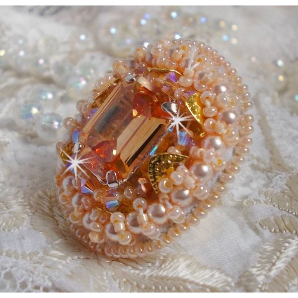 Bague Idylle Beaut&eacute; brod&eacute;e avec cabochon rectangle Light Topaz sur une estampe dor&eacute;e,  orn&eacute;e de perles nacr&eacute;es Ivoire, les rocailles miyuki et les toupies finissent le contour de la bague r&eacute;glable