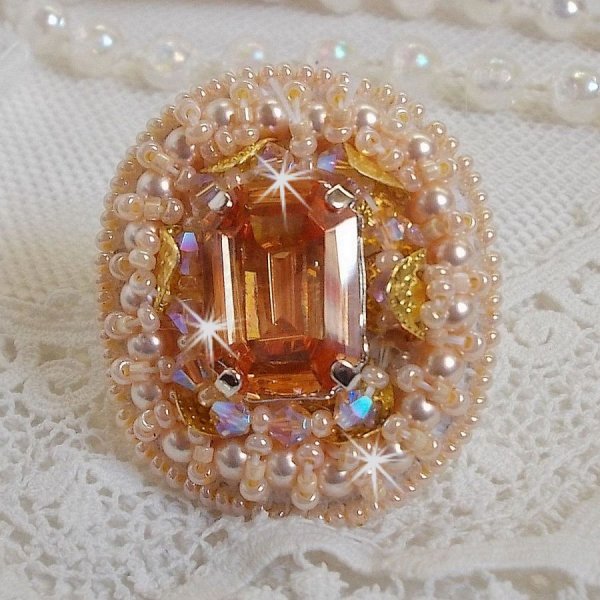 Bague Idylle Beaut&eacute; brod&eacute;e avec cabochon rectangle Light Topaz sur une estampe dor&eacute;e,  orn&eacute;e de perles nacr&eacute;es Ivoire, les rocailles miyuki et les toupies finissent le contour de la bague r&eacute;glable