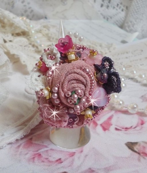 Bague Jardin Po&eacute;tique brod&eacute;e avec du lin Rose, une dentelle Violine des ann&eacute;es 1950, &eacute;tamines, toupie, perles rondes nacr&eacute;es Rose en Cristal, feuille Nacre Naturel, fleurs lucites, perles et rocailles