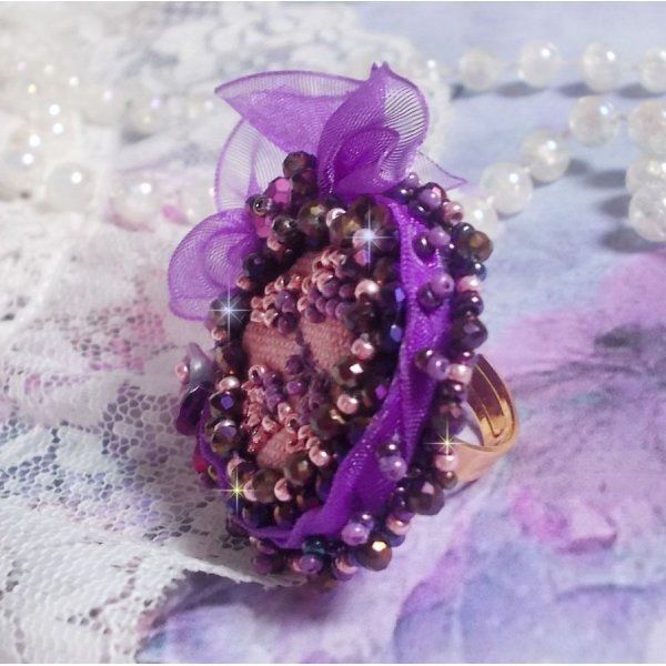 Bague Lady Romantique brodée avec sur un tissu de lin rose avec des rocailles Rose, Iris, Purple et Pêche 