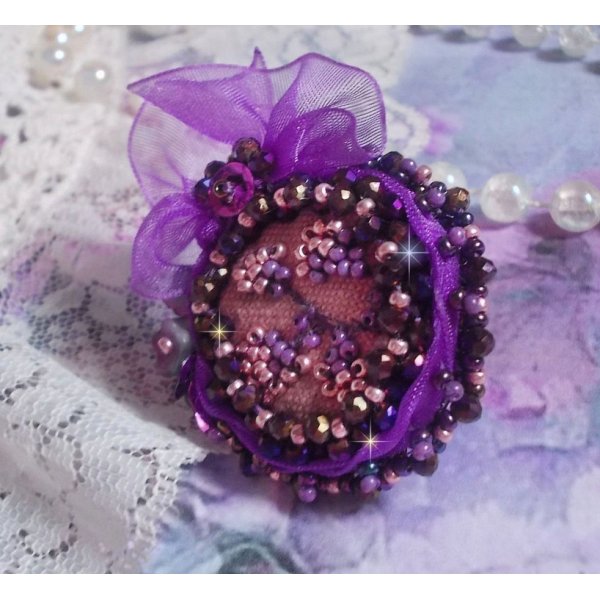 Bague Lady Romantique brodée avec sur un tissu de lin rose avec des rocailles Rose, Iris, Purple et Pêche 