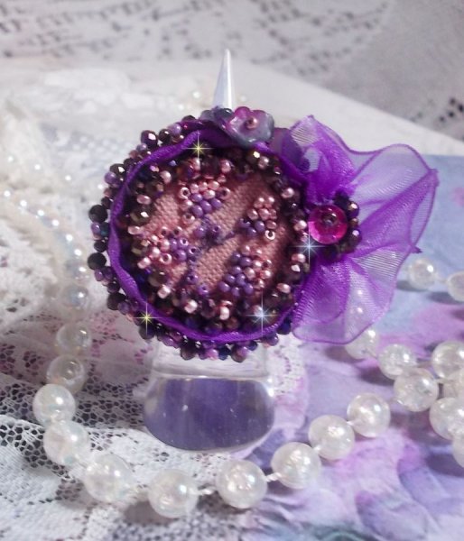 Bague Lady Romantique brodée avec sur un tissu de lin rose avec des rocailles Rose, Iris, Purple et Pêche 