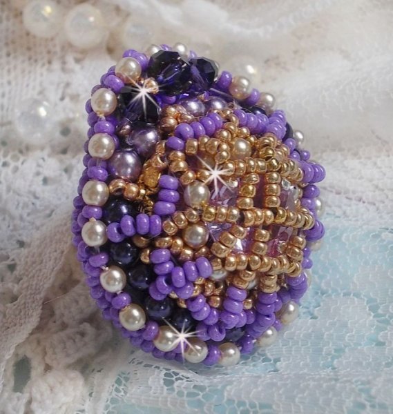 Bague Laureline brodée avec des perles rondes aplaties et un cabochon en cristal de Swarovski