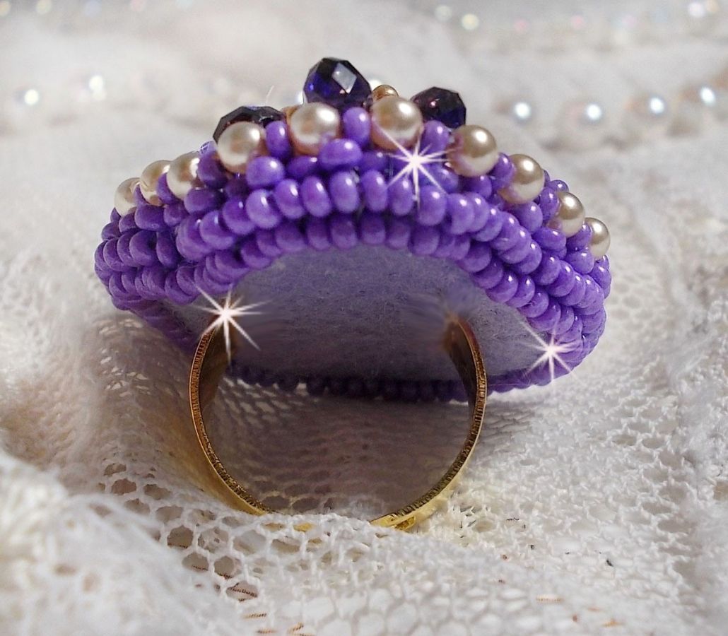 Bague Laureline brodée avec des perles rondes aplaties et un cabochon en cristal de Swarovski