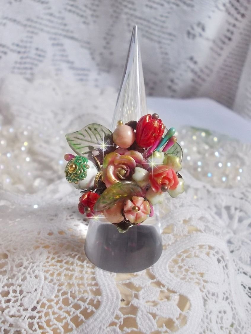Bague Lisière de Forêt Fleurie, un bouquet tout en force avec ces fleurs en verre, céramique, époxy, lucites et feuilles peintes à la main, cristaux, la nature est si belle !