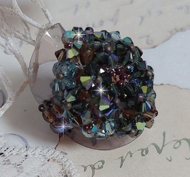 Bague Long Brown Picasso Ethnique mont&eacute;e avec des toupies en cristal, facettes de boh&egrave;me en verre et rocailles