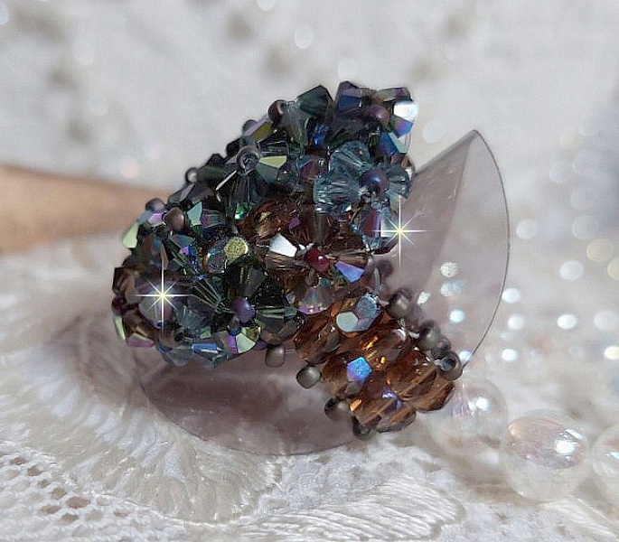 Bague Long Brown Picasso Ethnique mont&eacute;e avec des toupies en cristal, facettes de boh&egrave;me en verre et rocailles