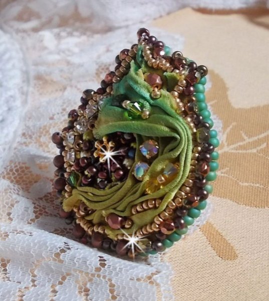 Bague Lune Vénitienne brodée avec un ruban de soie couleur caméléon, des cristaux de Swarovski, des perles diverses et des rocailles