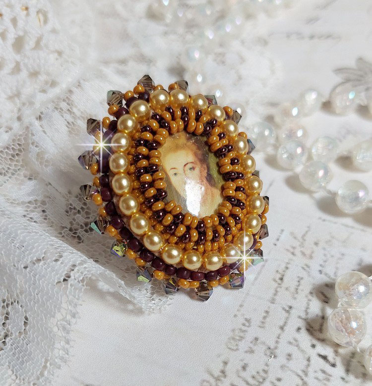 Bague Madame de Pompadour brodée avec un cabochon représentant une femme à laquelle s'ajoute des toupies, perles rondes nacrées, rocailles aux couleurs Jaune et Marron sur bague Bronze en laiton