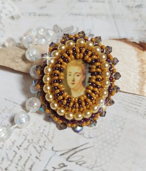 Bague Madame de Pompadour brod&eacute;e avec un cabochon repr&eacute;sentant une femme &agrave; laquelle s'ajoute des toupies, perles rondes nacr&eacute;es, rocailles aux couleurs Jaune et Marron sur bague Bronze en laiton