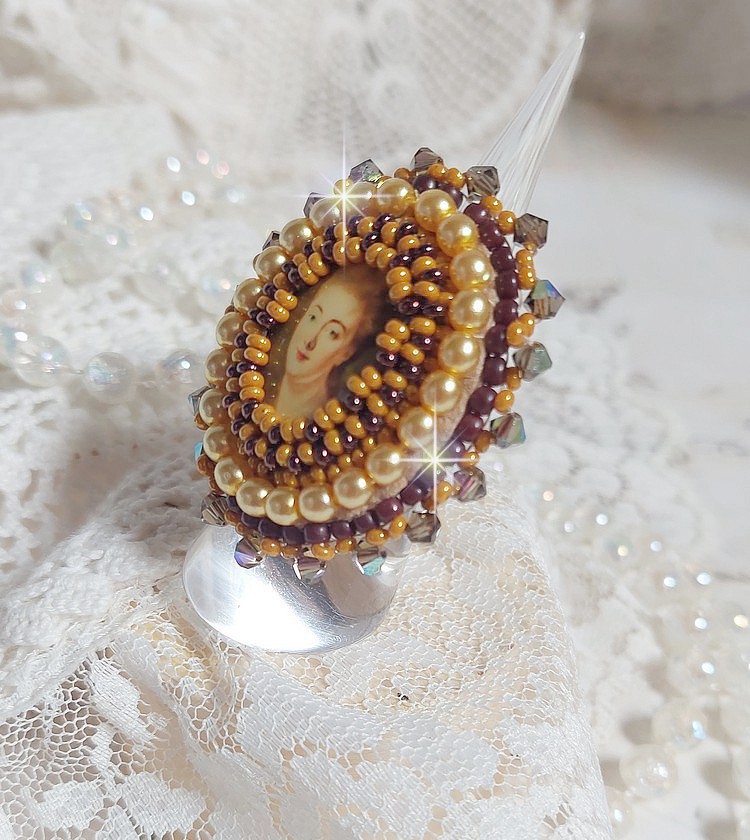 Bague Madame de Pompadour brodée avec un cabochon représentant une femme à laquelle s'ajoute des toupies, perles rondes nacrées, rocailles aux couleurs Jaune et Marron sur bague Bronze en laiton