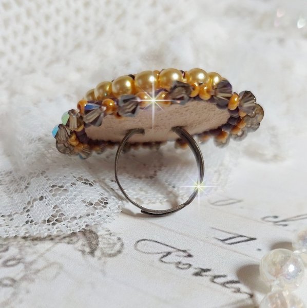 Bague Madame de Pompadour brodée avec un cabochon représentant une femme à laquelle s'ajoute des toupies, perles rondes nacrées, rocailles aux couleurs Jaune et Marron sur bague Bronze en laiton