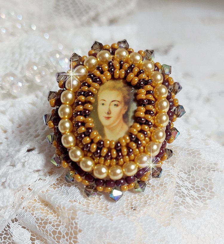 Bague Madame de Pompadour brodée avec un cabochon représentant une femme à laquelle s'ajoute des toupies, perles rondes nacrées, rocailles aux couleurs Jaune et Marron sur bague Bronze en laiton