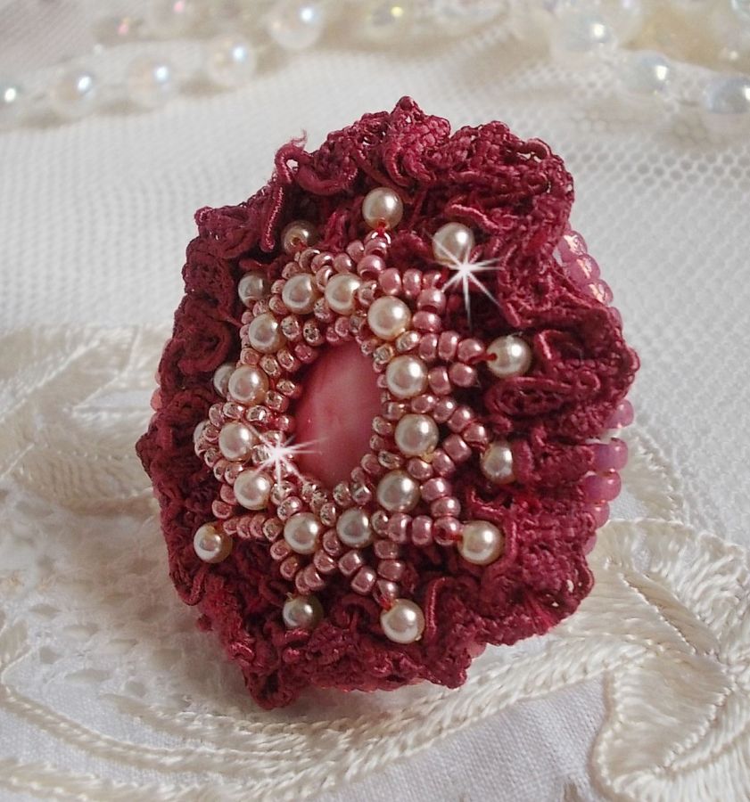 Bague Magnolia brodée avec une dentelle bordeaux, un cabochon facetté Rose et des perles nacrées