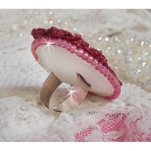 Bague Magnolia brod&eacute;e avec une dentelle bordeaux, un cabochon facett&eacute; Rose et des perles nacr&eacute;es