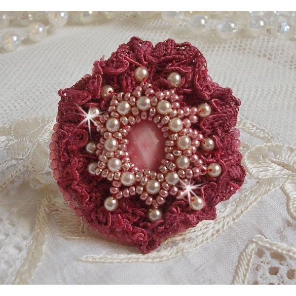 Bague Magnolia brod&eacute;e avec une dentelle bordeaux, un cabochon facett&eacute; Rose et des perles nacr&eacute;es