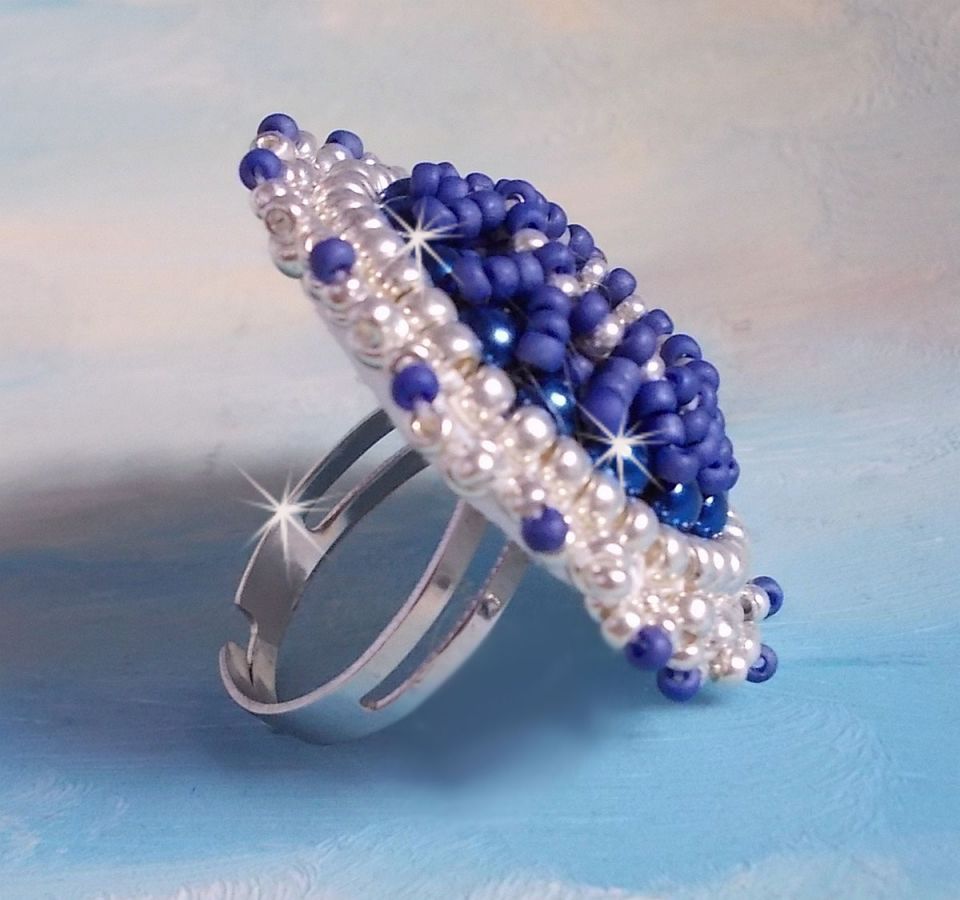 Bague Marine Blue brodée avec un Crystal de Swarovski, des perles rondes nacrées et des rocailles Miyuki