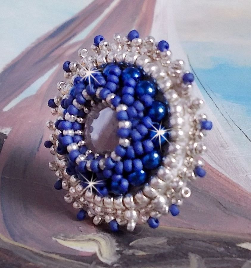 Bague Marine Bleu brodée avec un cabochon en Cristal orné de rocailles Argentées de différentes tailles et Bleu Opaque Cobalt, perles rondes nacrées en Verre Bleu Marine sur une bague Argentée