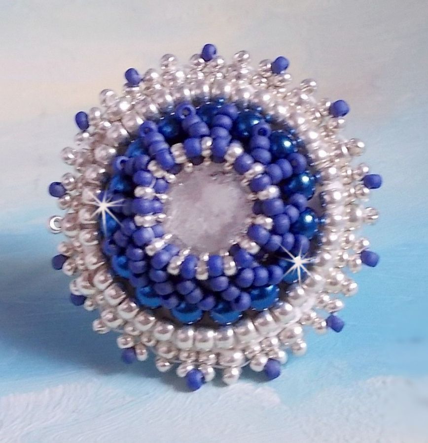 Bague Marine Blue brodée avec un Crystal de Swarovski, des perles rondes nacrées et des rocailles Miyuki