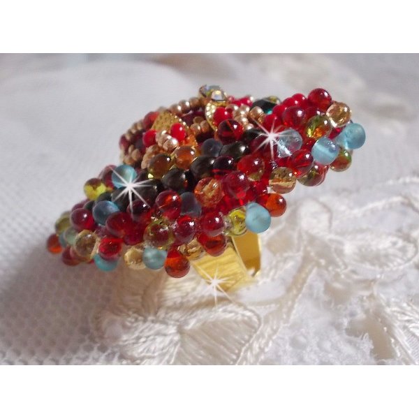 Bague Mia brod&eacute;e avec un cabochon octogone des ann&eacute;es 1960, perles rondes, toupies, chatons, perles nacr&eacute;es, facettes, rocailles, mini gouttes dans les tons Rouge, Corail, Bleu, Kaki, Gold et Bronze 