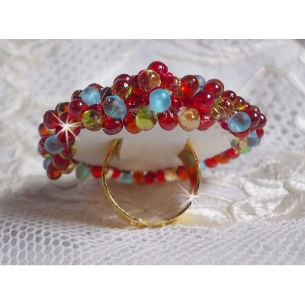 Bague Mia brod&eacute;e avec un cabochon octogone des ann&eacute;es 1960, perles rondes, toupies, chatons, perles nacr&eacute;es, facettes, rocailles, mini gouttes dans les tons Rouge, Corail, Bleu, Kaki, Gold et Bronze 