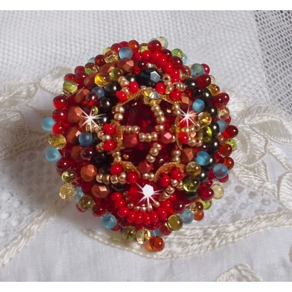 Bague Mia brodée avec un cabochon Baroque Vintage Asiatique ruby et des perles très fines.
